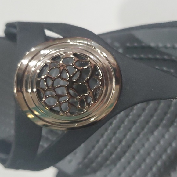 CROCS Embellished Platform Thong Sandals Size 9 WORN ONCE - Picture 6 of 8